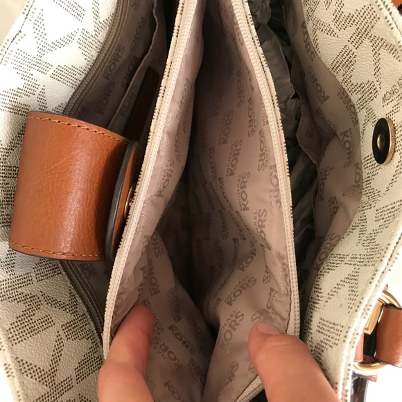 MICHAEL KORS PURSE! - Picture 7 of 8